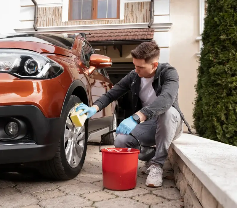 Lavage auto à domicile Val d'Oust : professionnel intervenant sur un véhicule